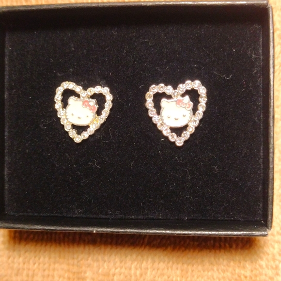 Hello Kitty Heart Stud Earrings.New - Picture 1 of 3